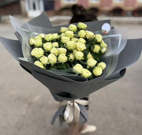 Букет Белые кустовые розы Солинеро в Десногорске