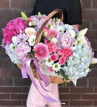 Цветочная композиция из Розы, Хризантемы, Пионы и Лизиантусы в корзине в Десногорске
