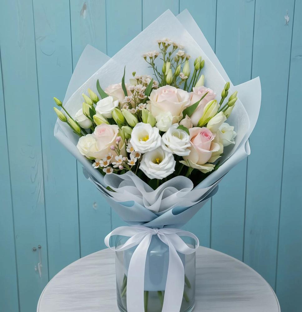 Букет цветов из: Розы и Лизиантусы в Десногорске