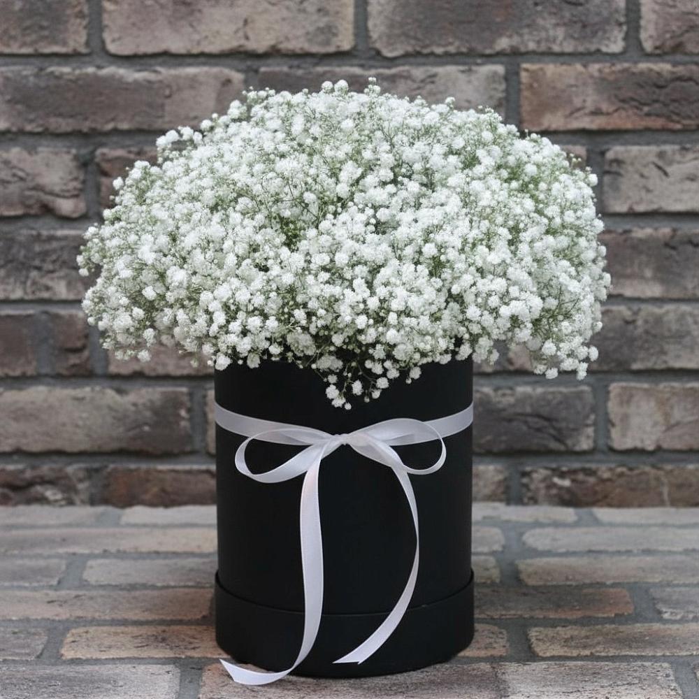 Цветочная композиция из Гипсофила в шляпной коробке в Десногорске