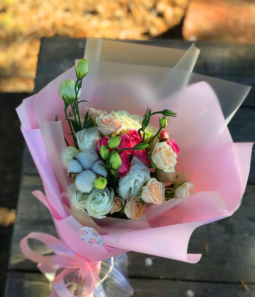 Букет цветов из: Розы и Лизиантусы в Десногорске