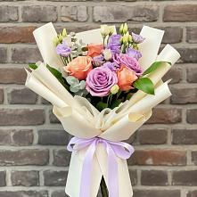 Букет цветов из:  Лизиантусы и Розы в Десногорске