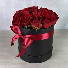 Цветочная композиция из Розы в шляпной коробке в Десногорске