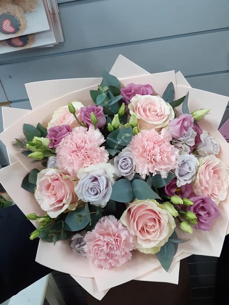 Букет цветов из: Розы, Гвоздики и Лизиантусы в Десногорске