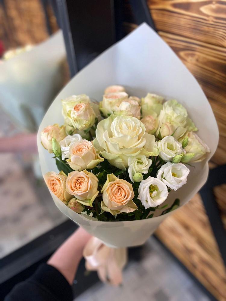 Букет цветов из: Розы и Лизиантусы в Десногорске