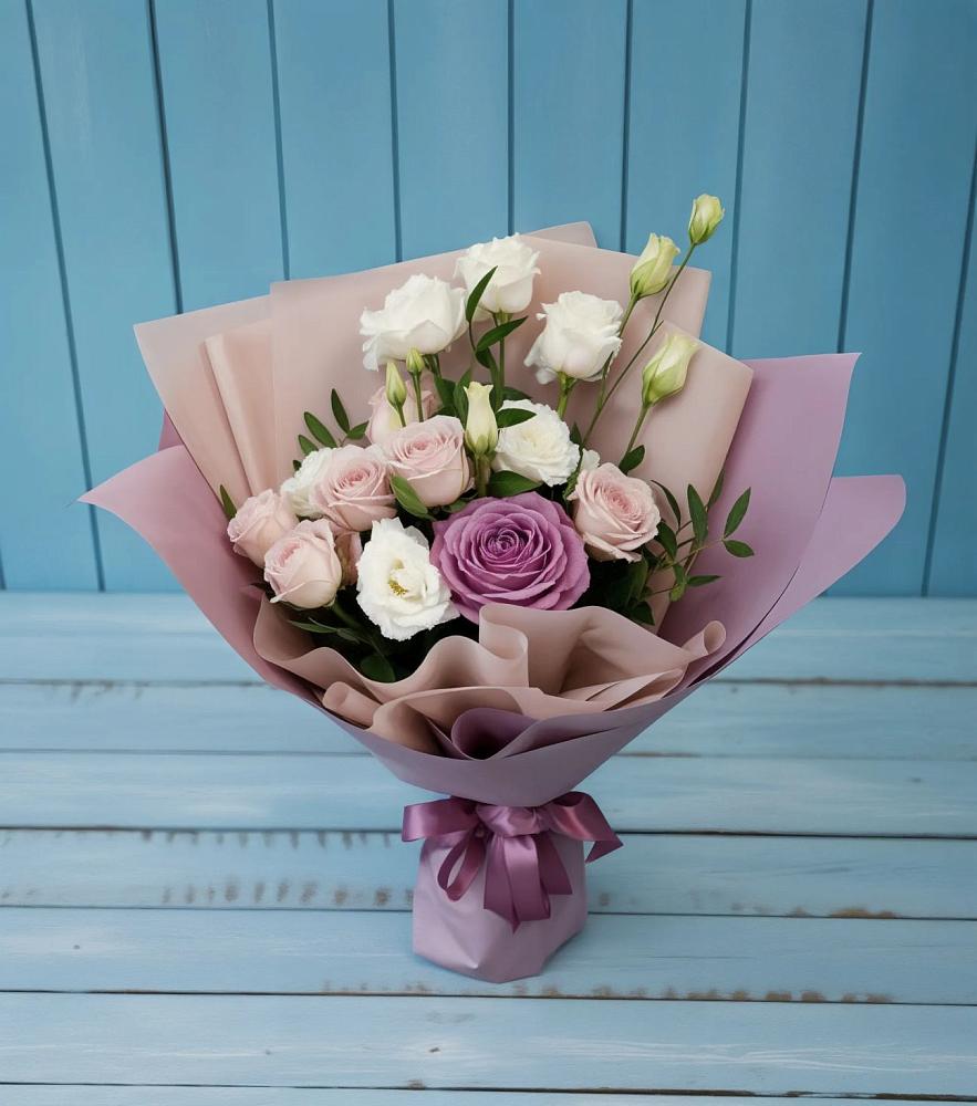 Букет цветов из: Розы и Лизиантусы в Десногорске